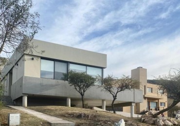 VENTA HERMOSA CASA EN BARRIO CERRADO TIERRA ALTA COMARCA SERRANA